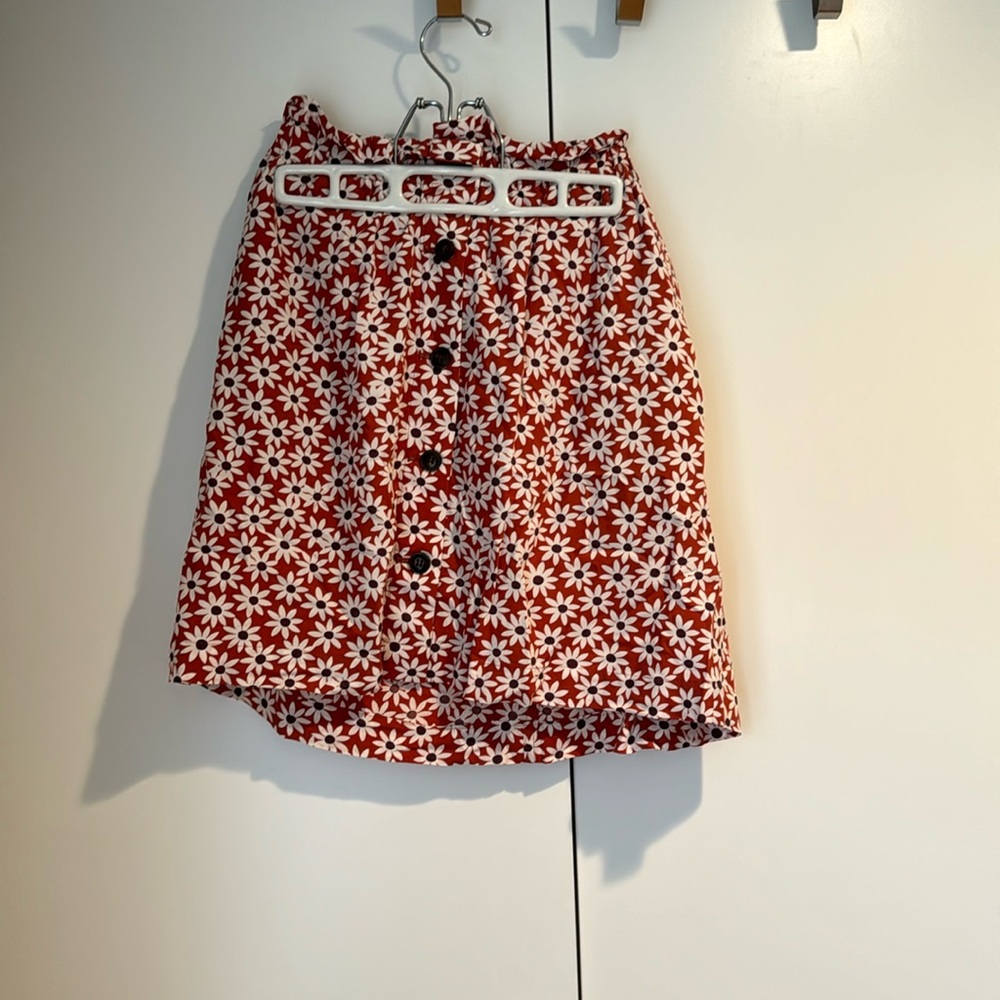 Paperbag skirt with pockets and buttons.
